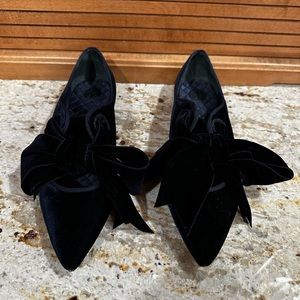 Tory Burch Navy Velvet Shoes 8M.  Pristine condition